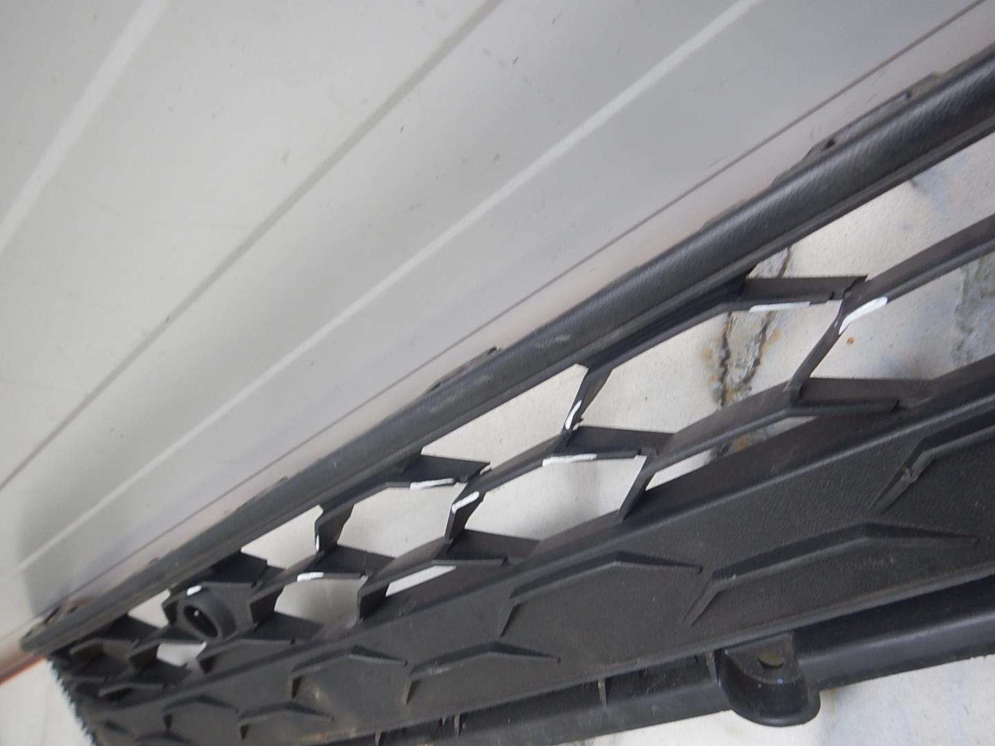 Решетка в бампер центральная