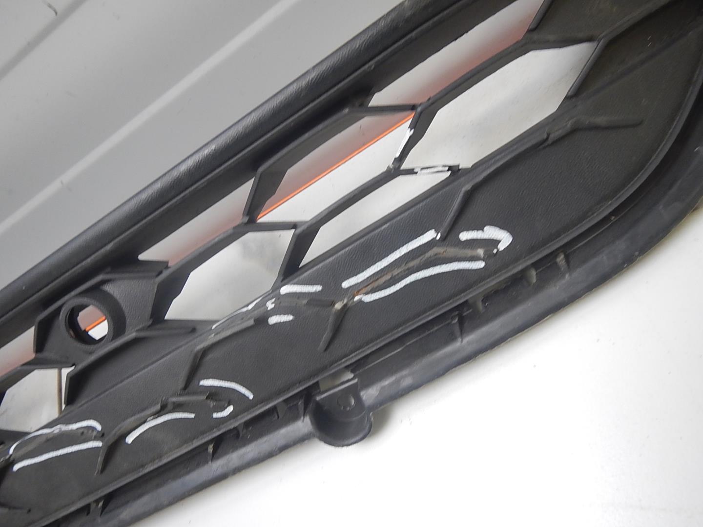 Решетка в бампер центральная