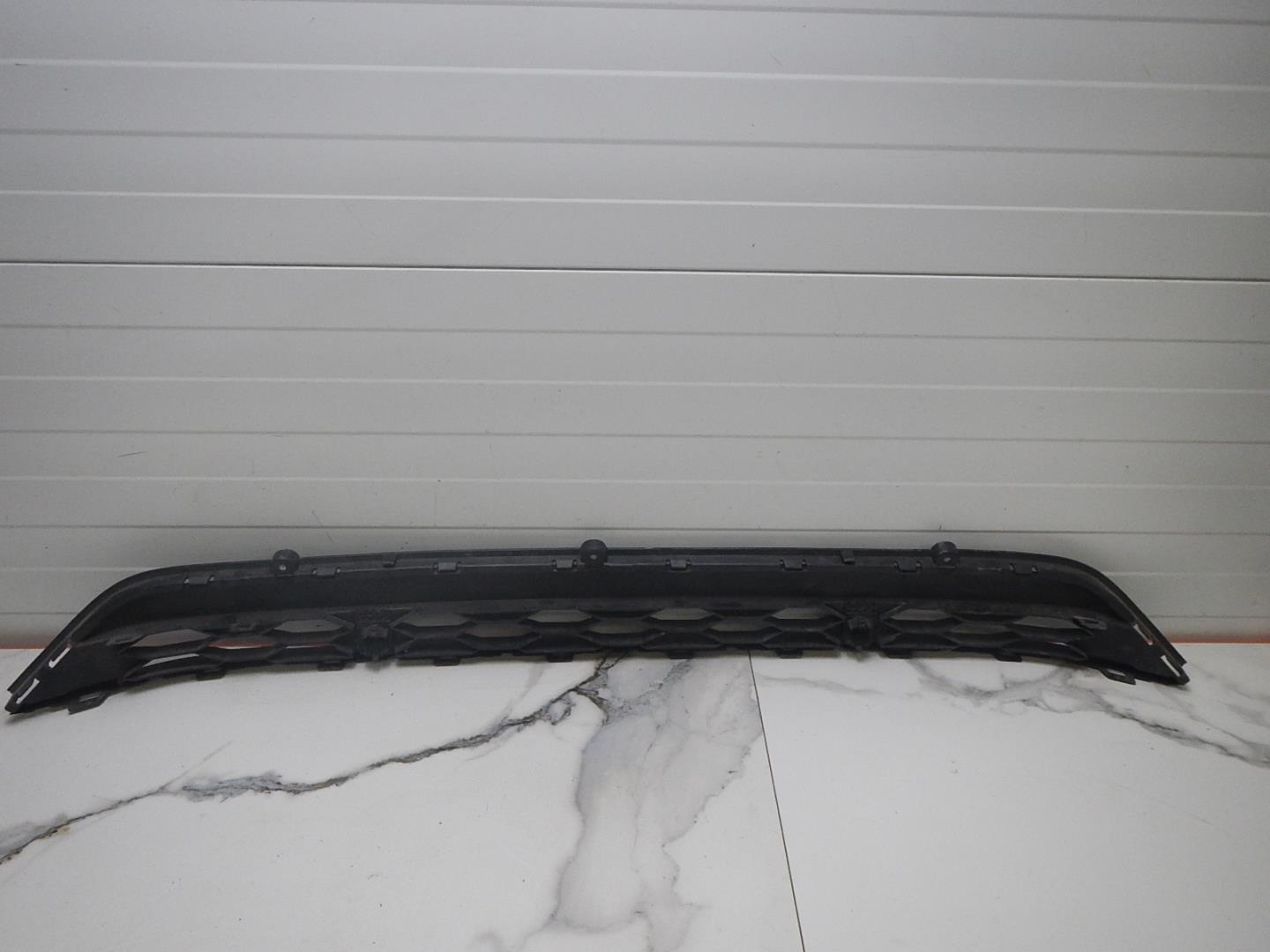 Решетка в бампер центральная