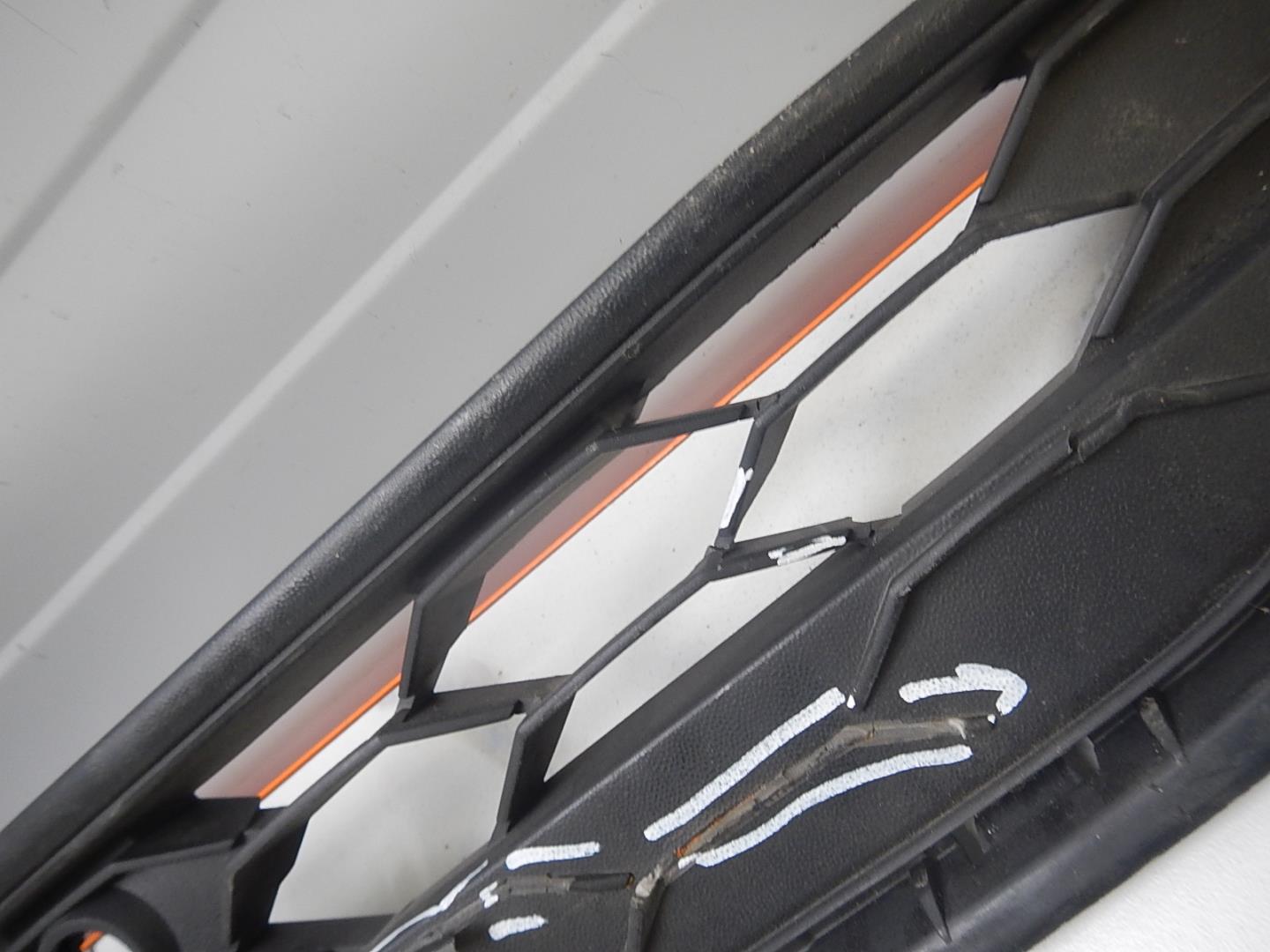 Решетка в бампер центральная