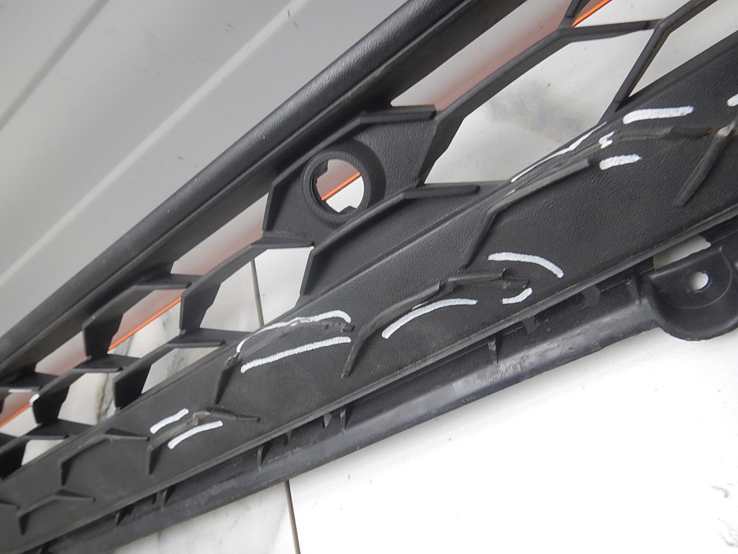 Решетка в бампер центральная