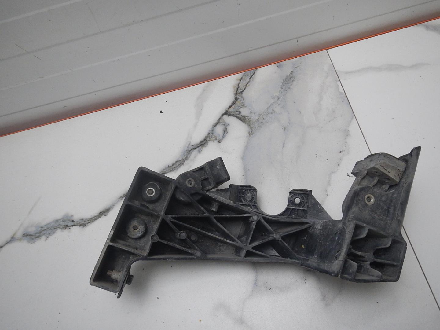 Кронштейн фар правый