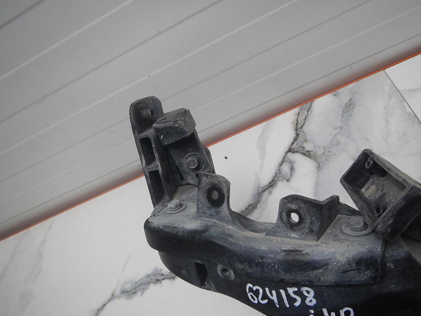 Кронштейн фар правый