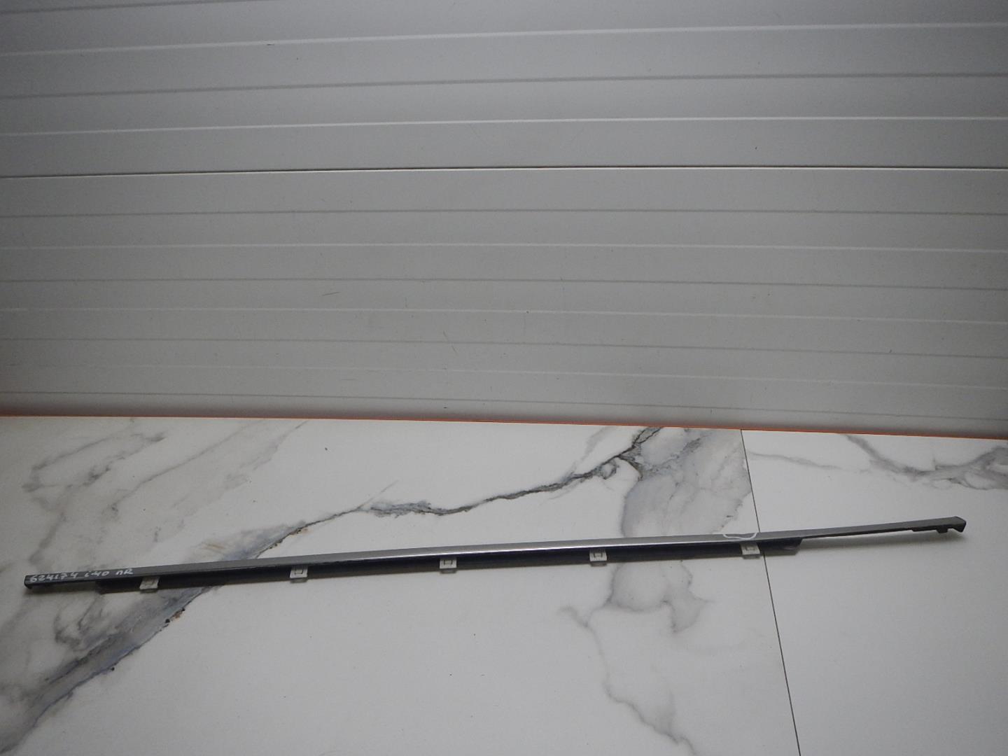 Накладка стекла переднего правого