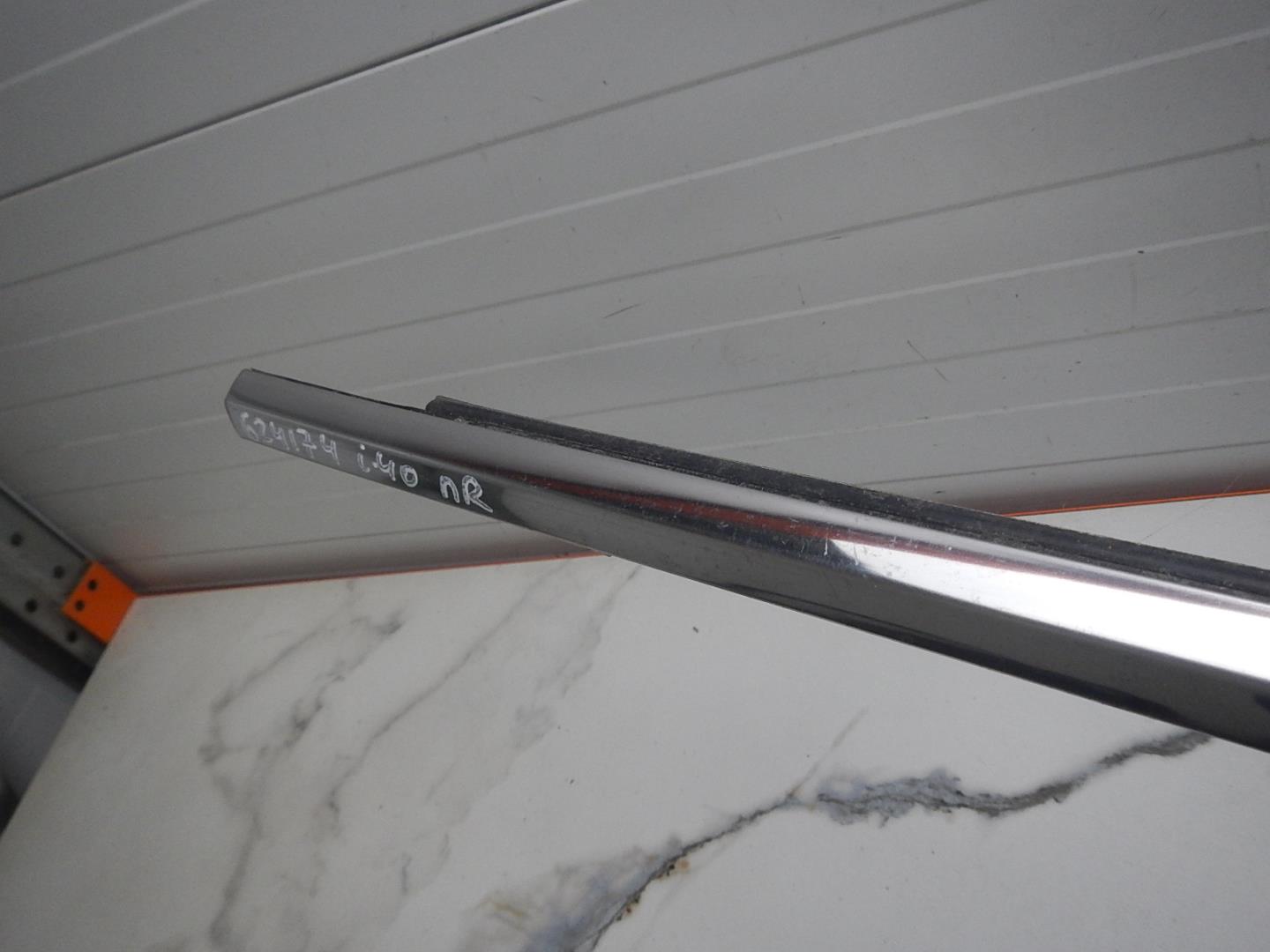 Накладка стекла переднего правого