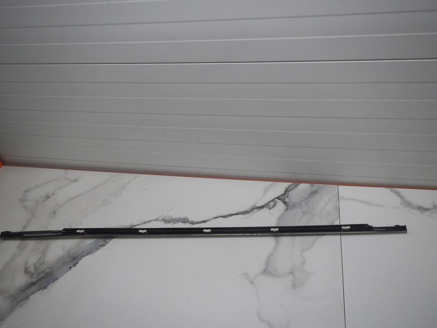 Накладка стекла переднего правого