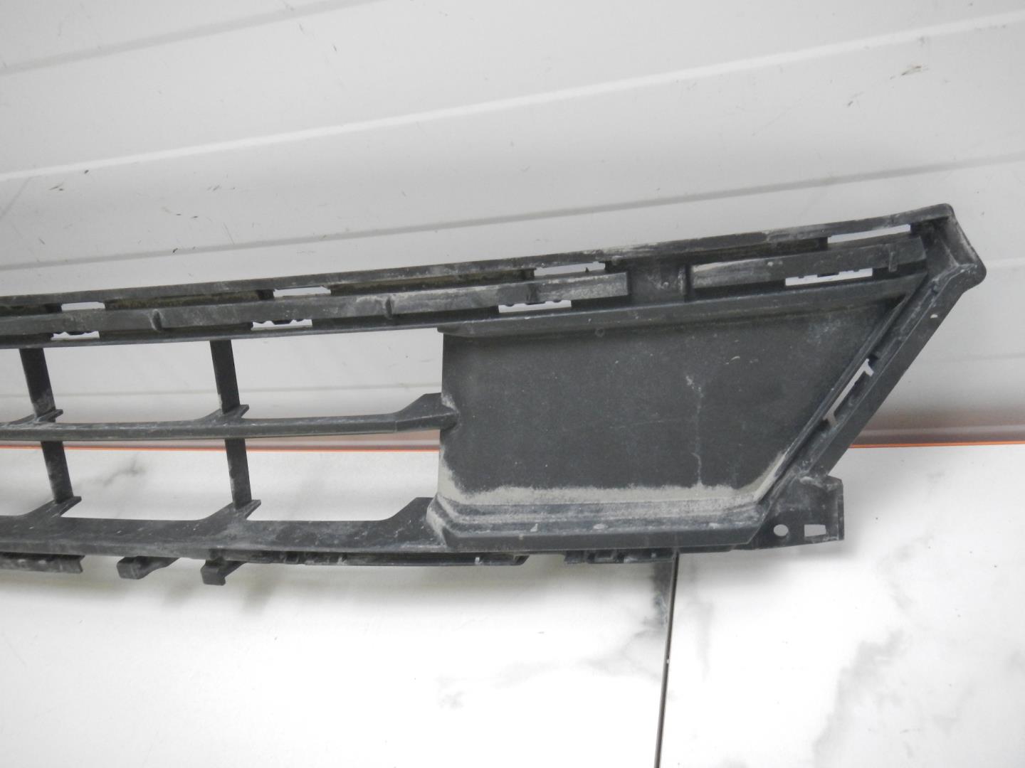 Решетка в бампер центральная