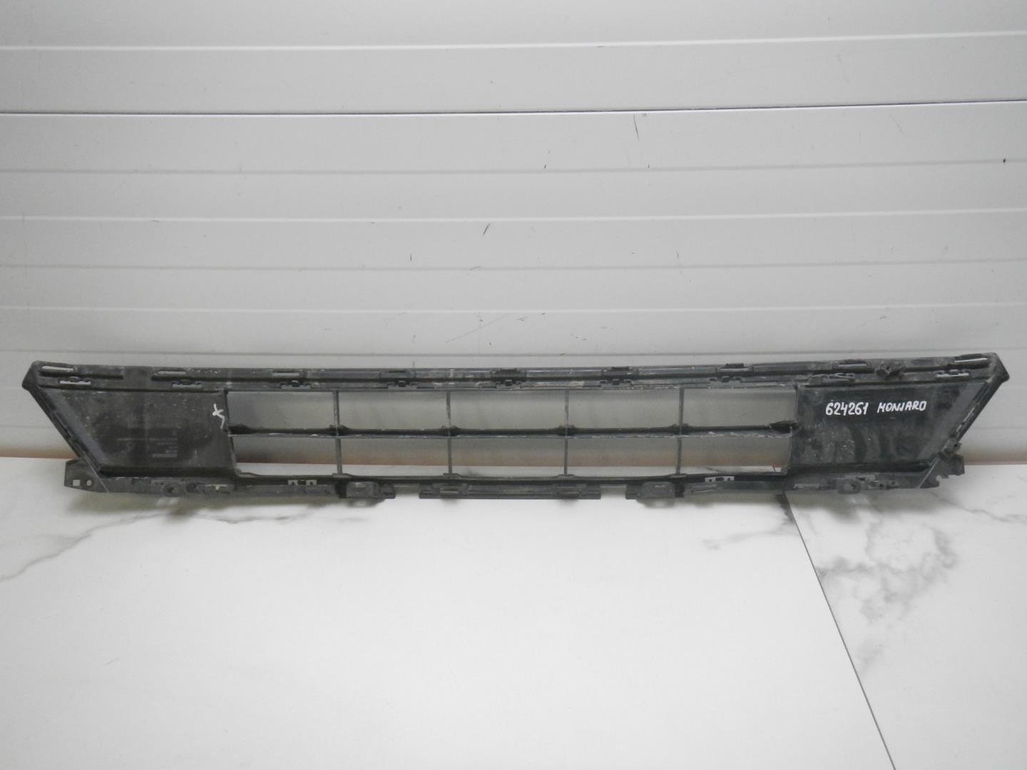 Решетка в бампер центральная