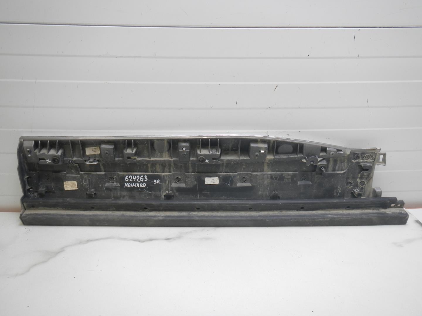 Молдинг задней правой двери