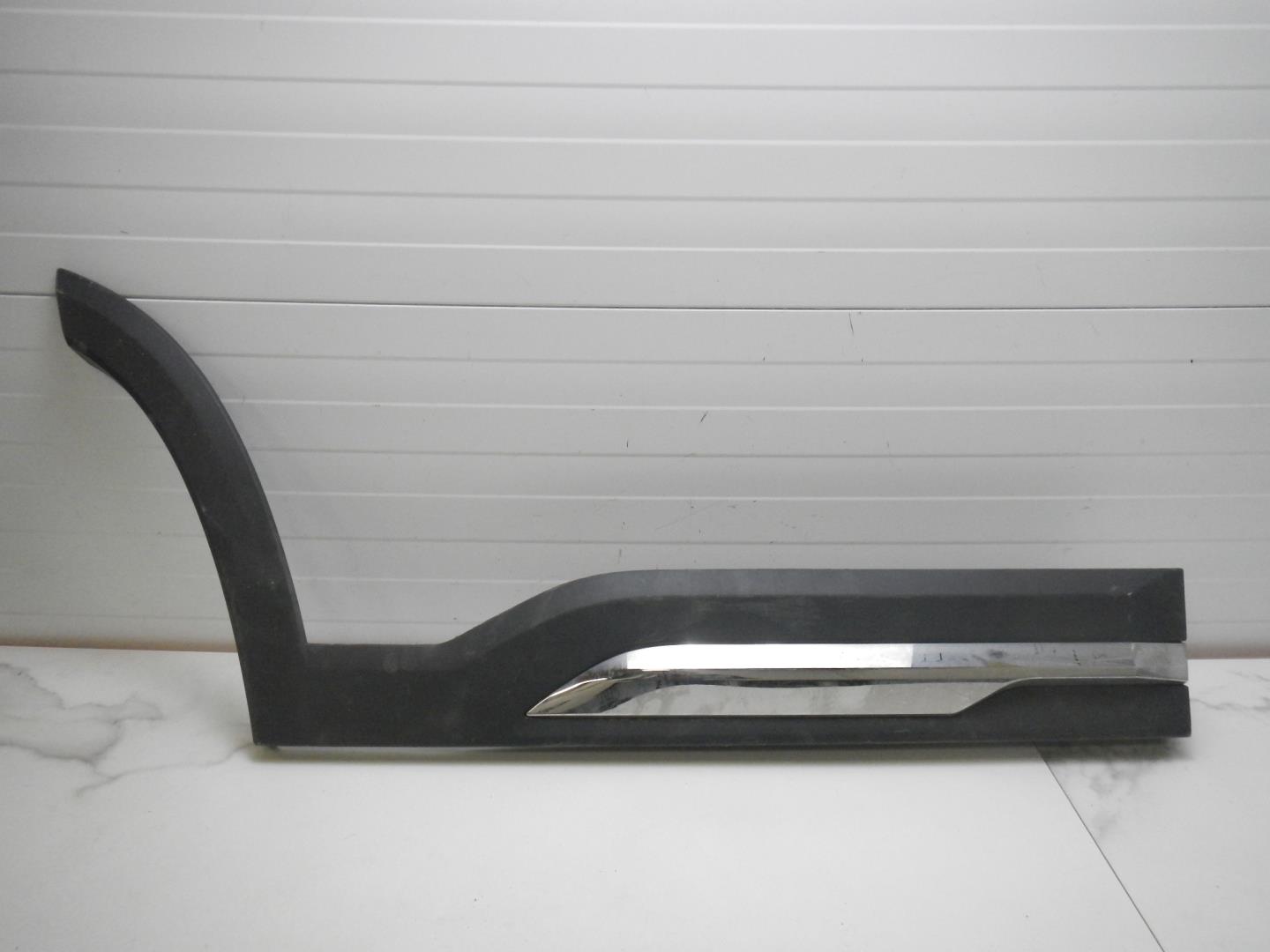 Молдинг задней правой двери