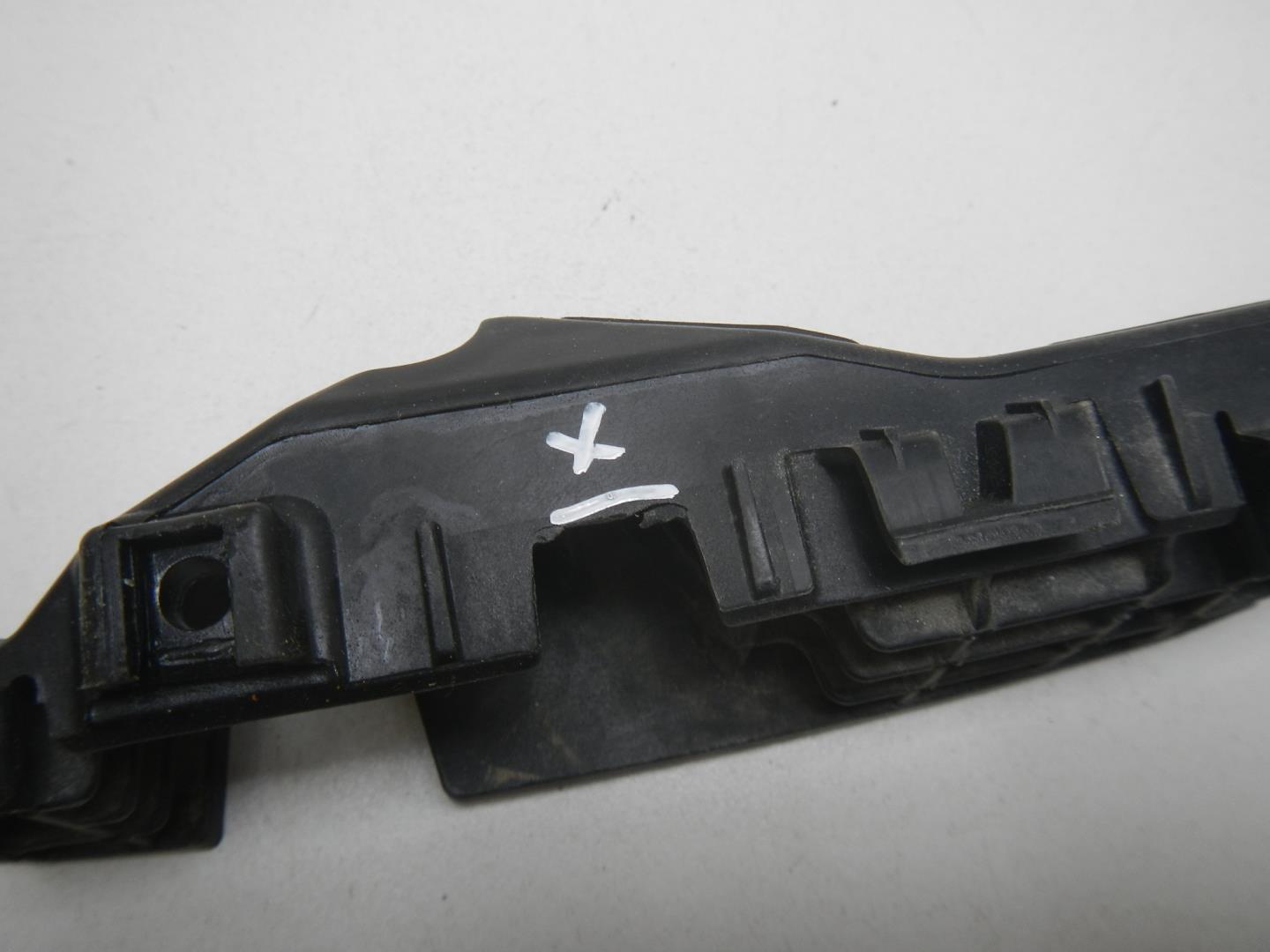 Кронштейн переднего бампера левый