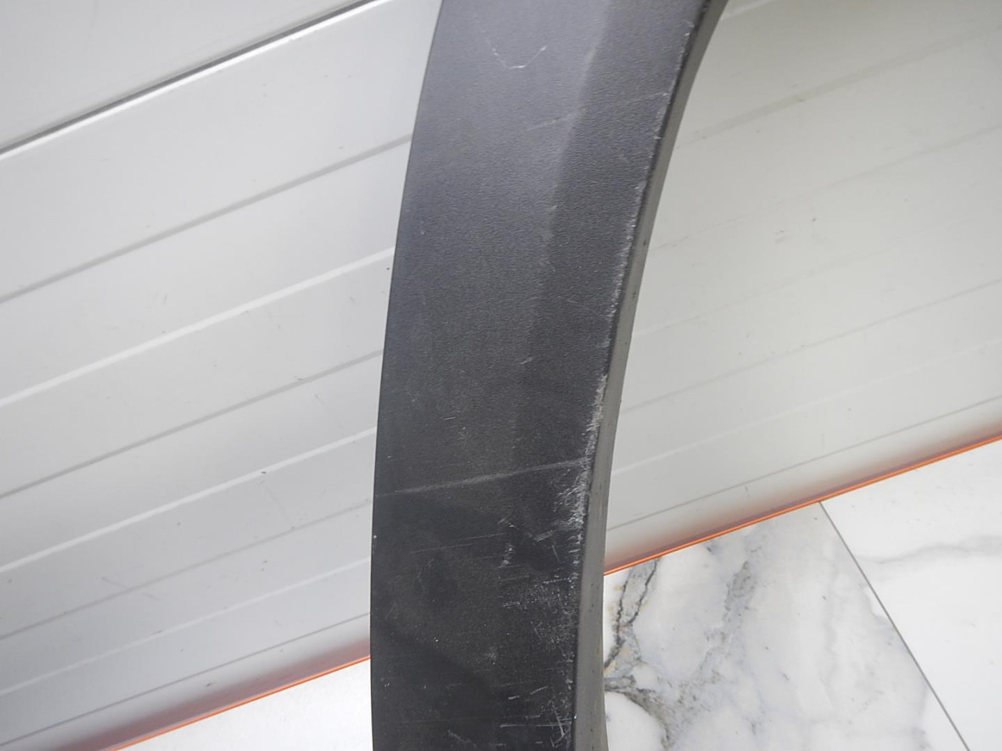 Молдинг задней левой двери