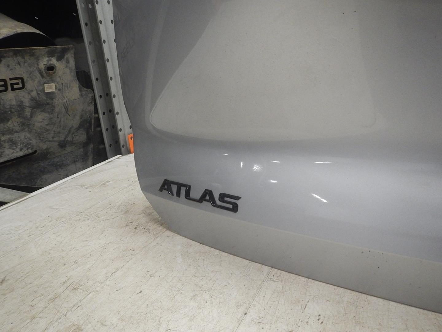 Дверь багажника