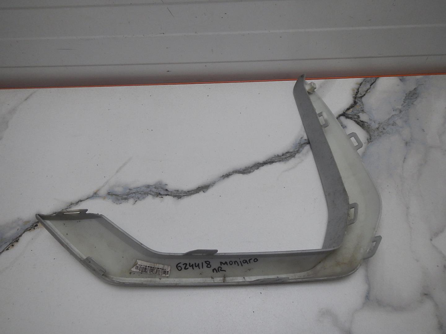 Молдинг переднего бампера правый