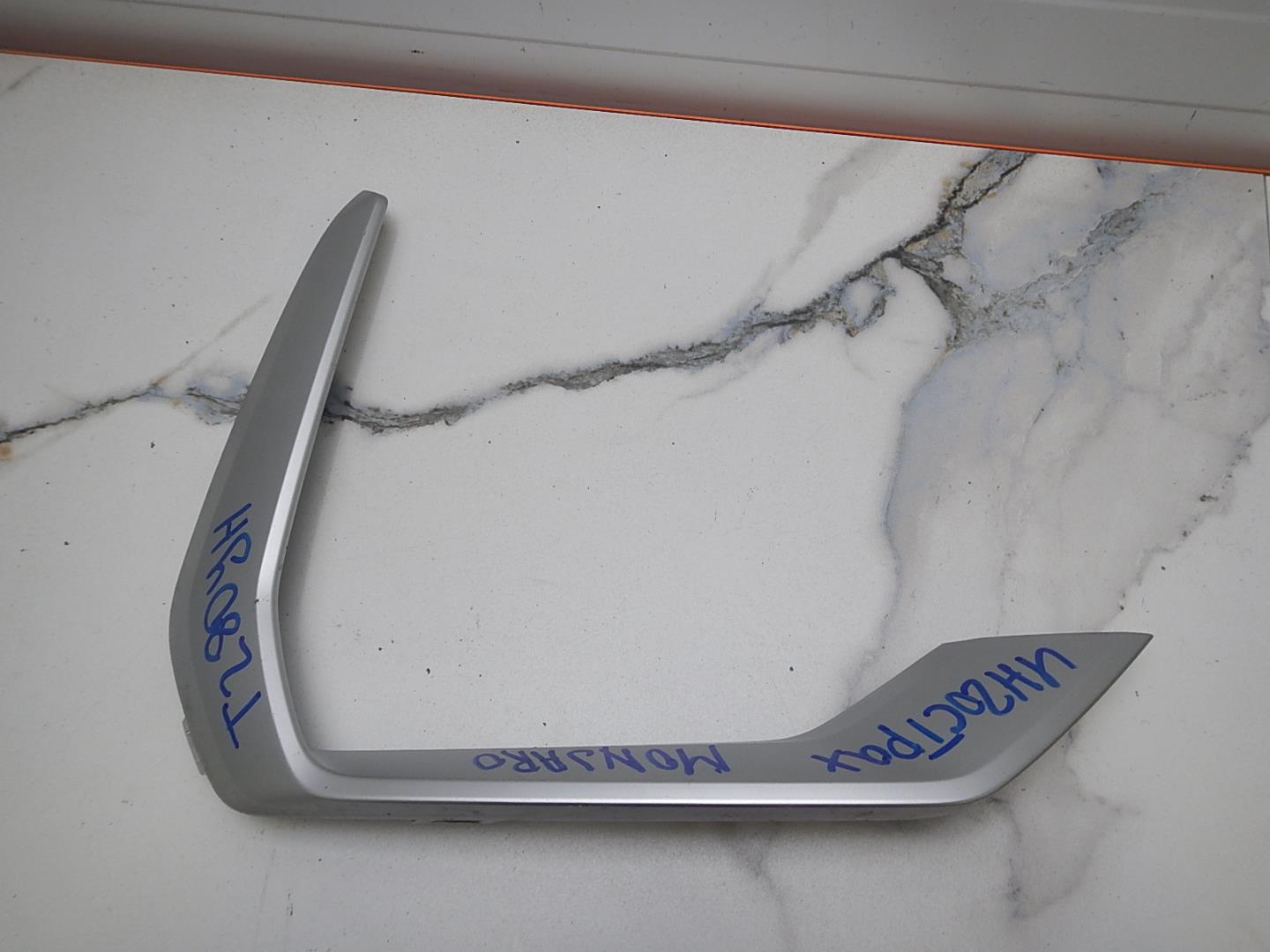 Молдинг переднего бампера правый