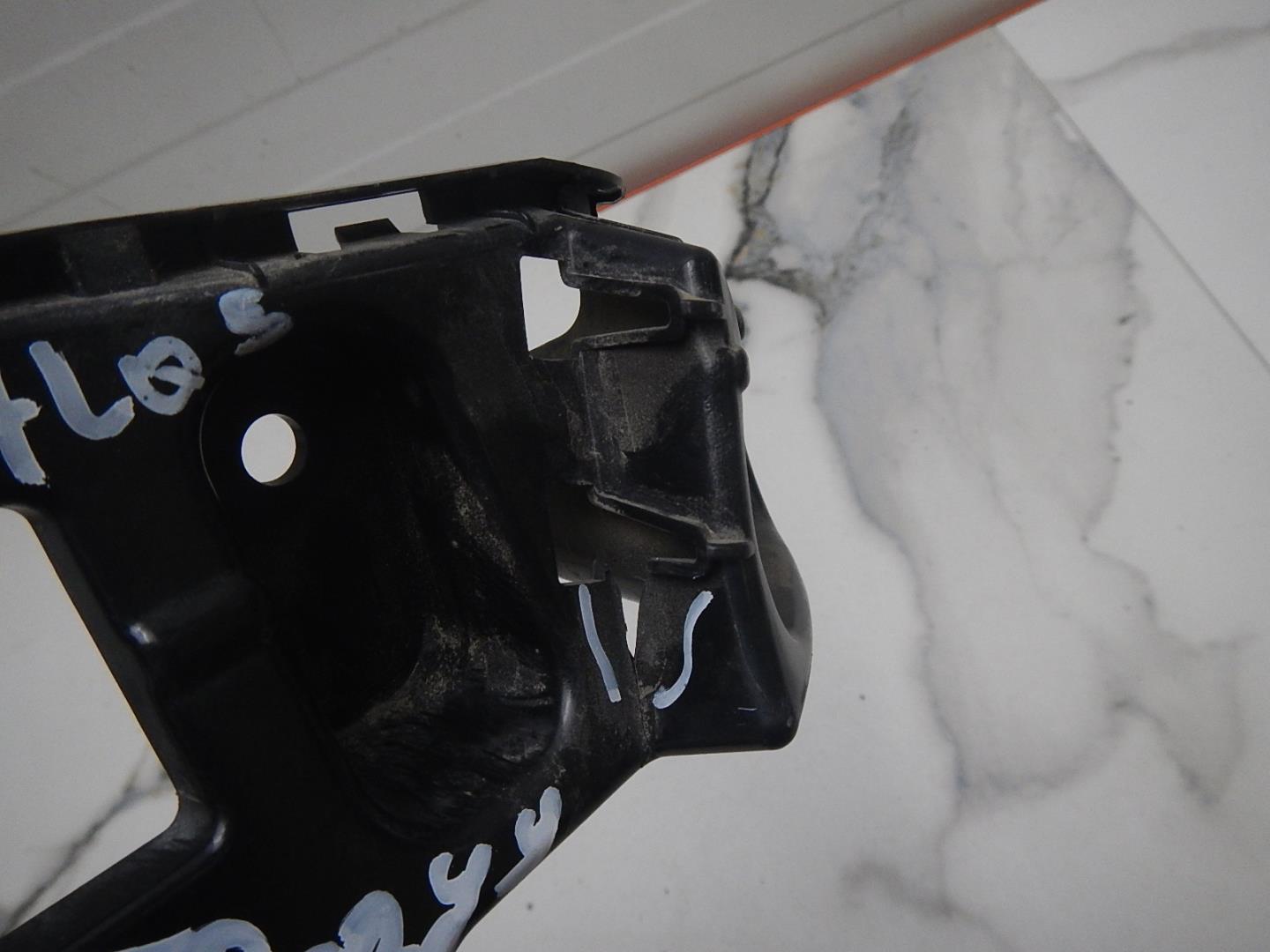 Кронштейн заднего бампера правый