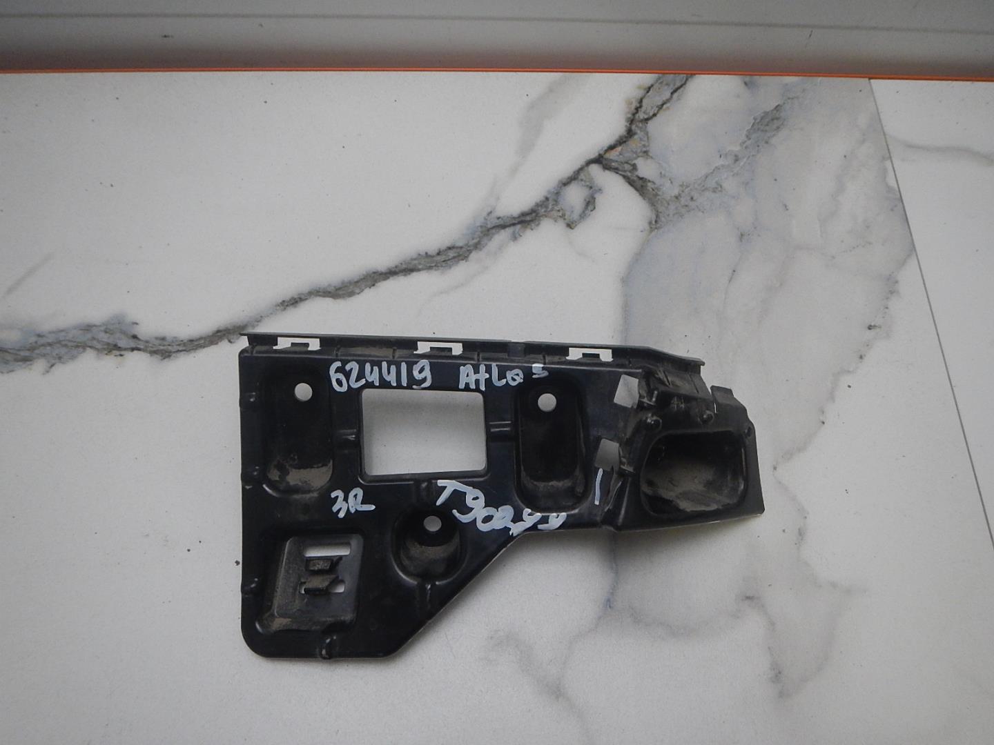 Кронштейн заднего бампера правый