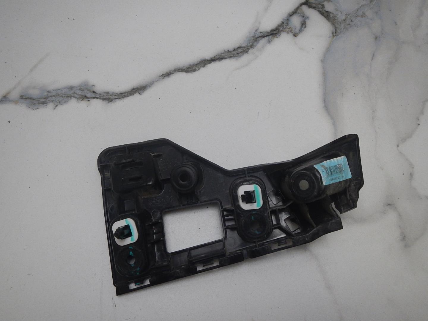 Кронштейн заднего бампера правый