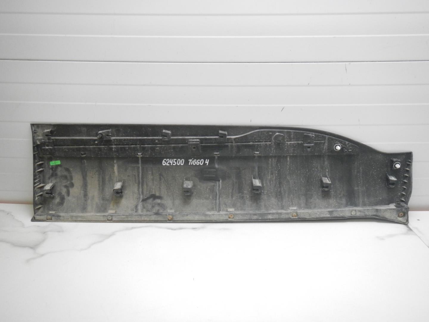 Молдинг передней левой двери