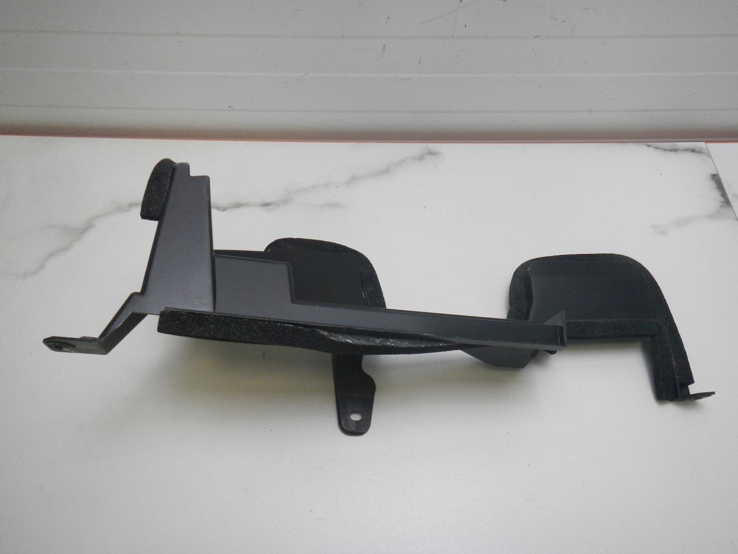 Воздуховод радиатора левый