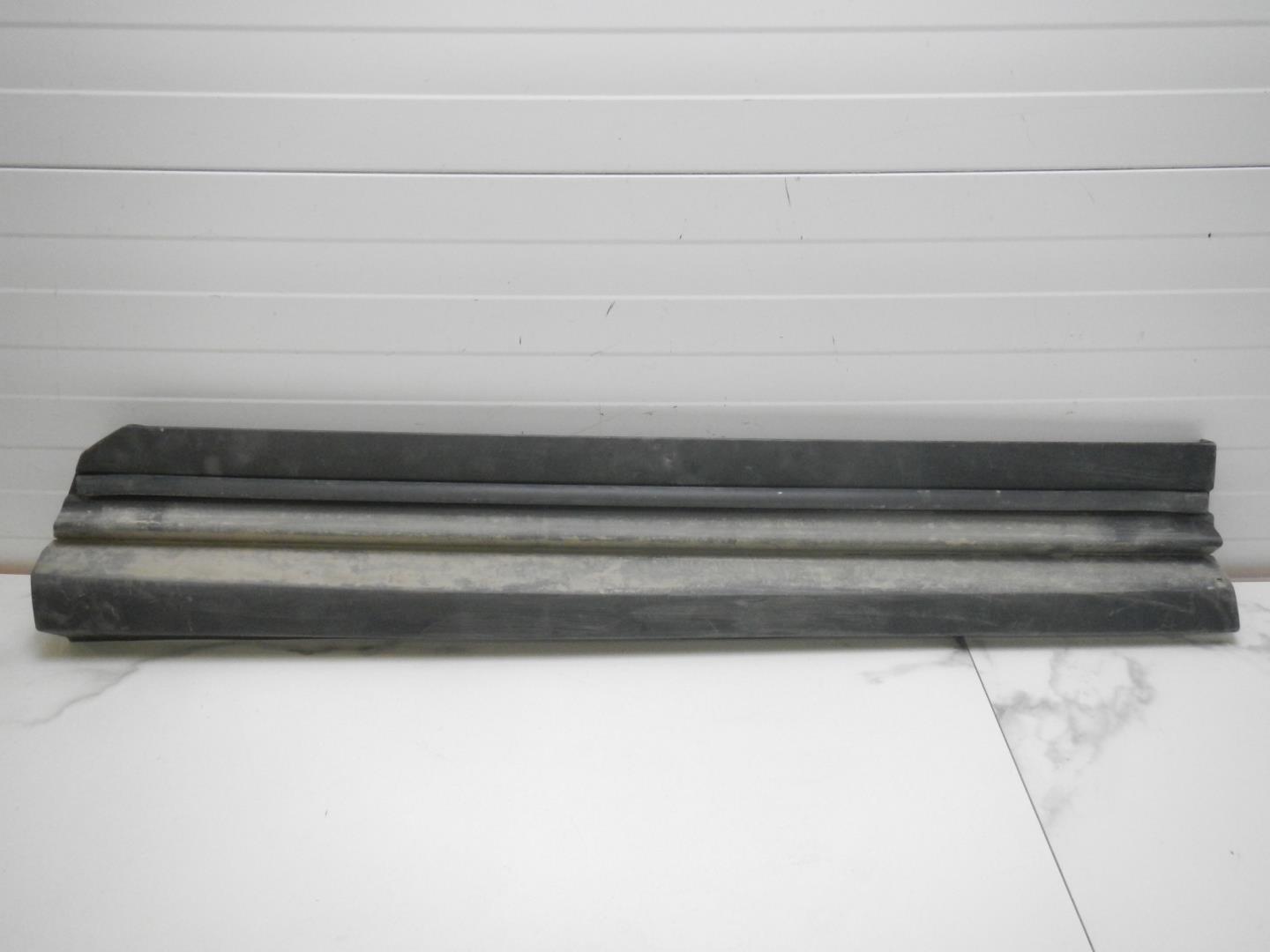 Молдинг передней левой двери