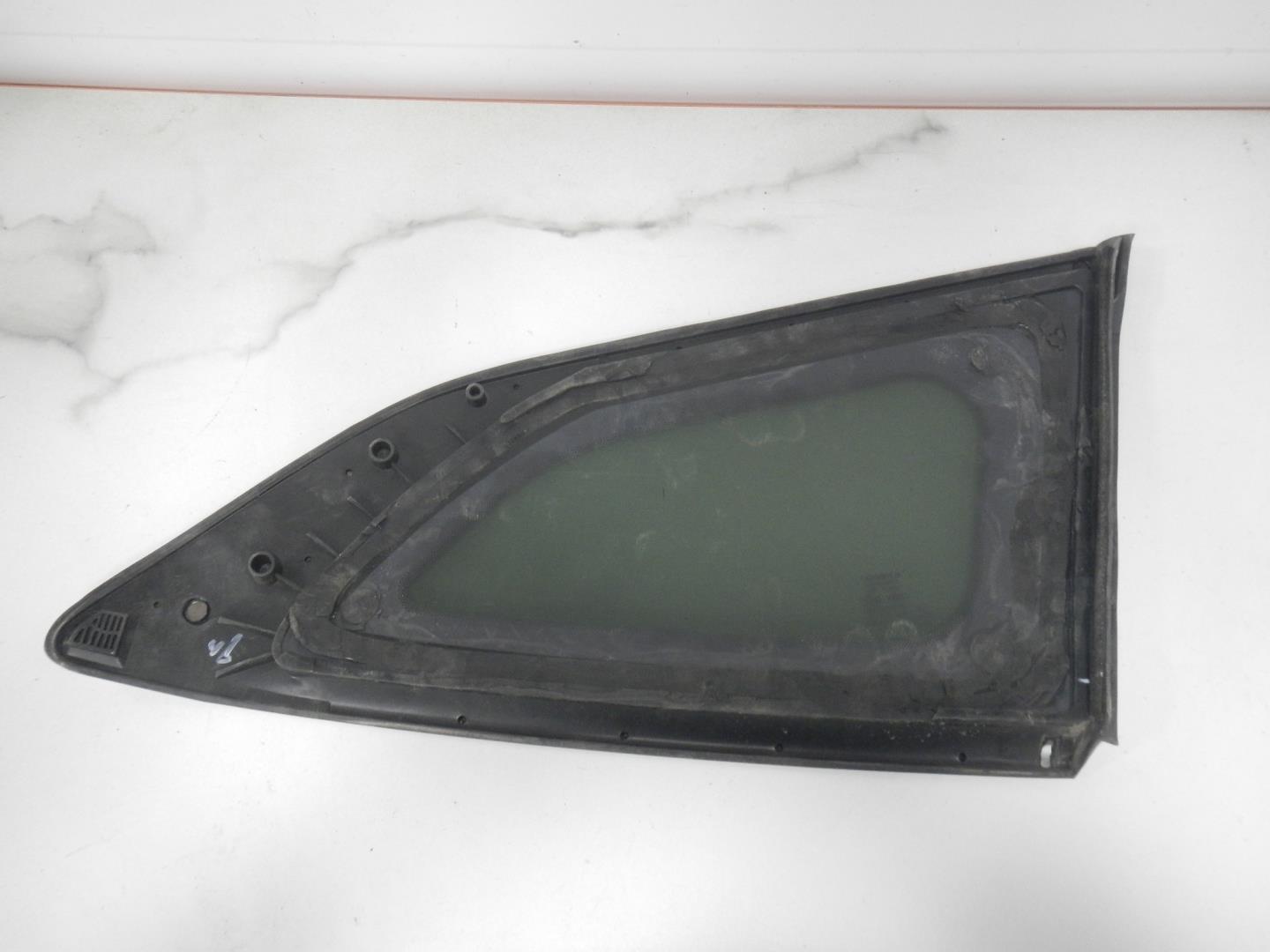 Стекло кузовное глухое левое