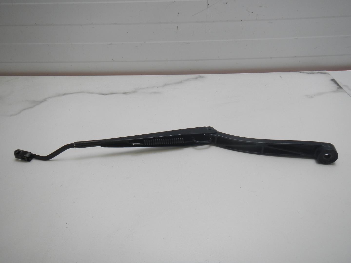 Поводок стеклоочистителя передний левый