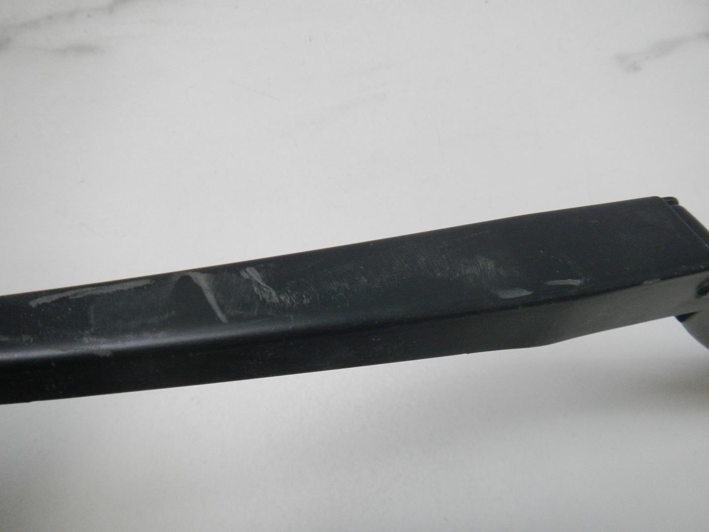 Поводок стеклоочистителя передний левый