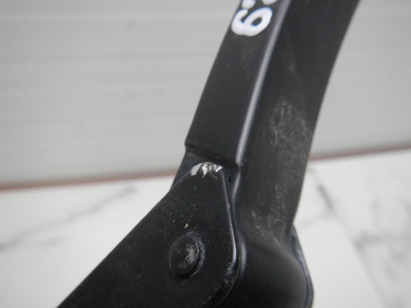 Поводок стеклоочистителя передний левый