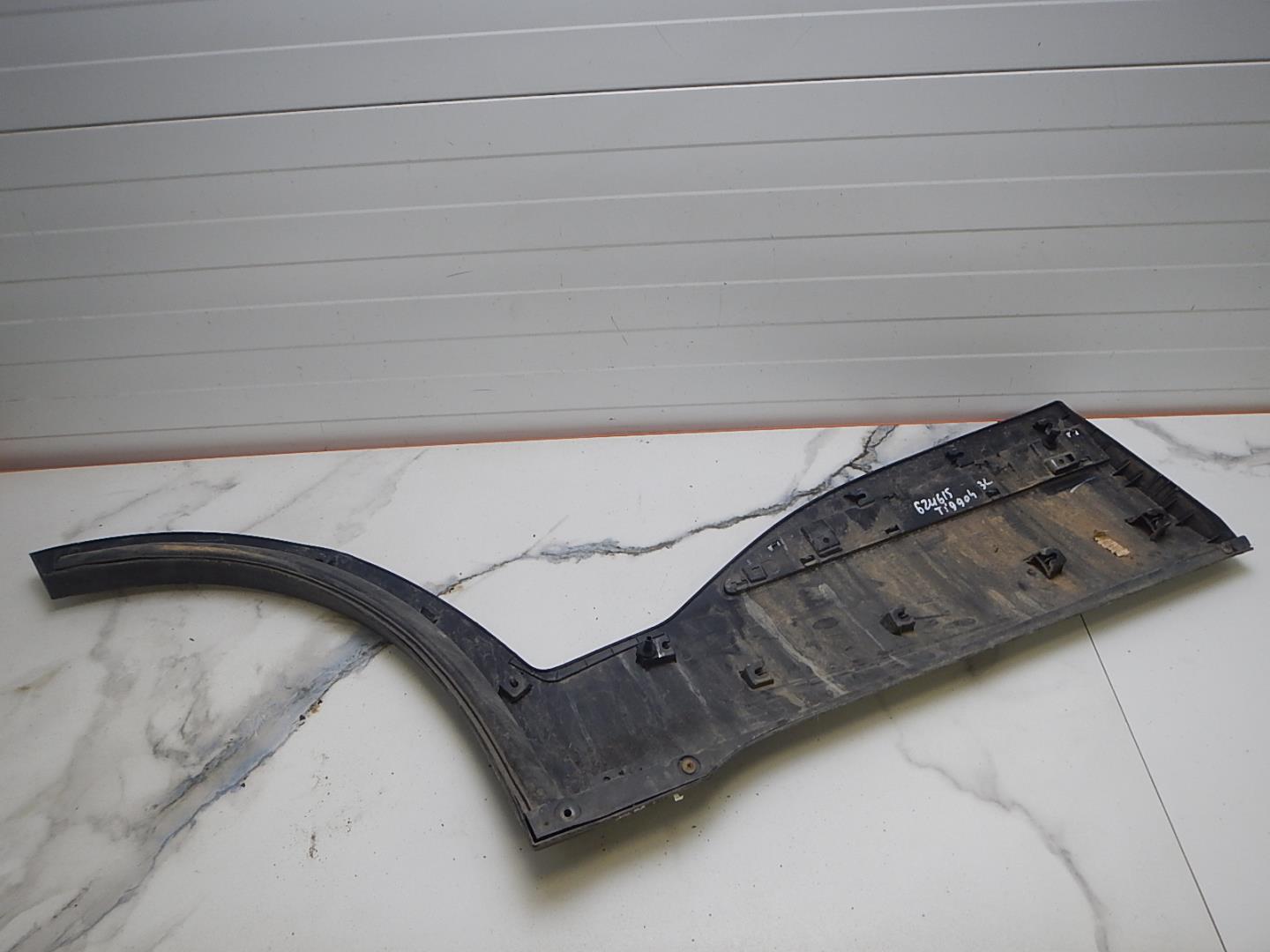 Молдинг задней левой двери