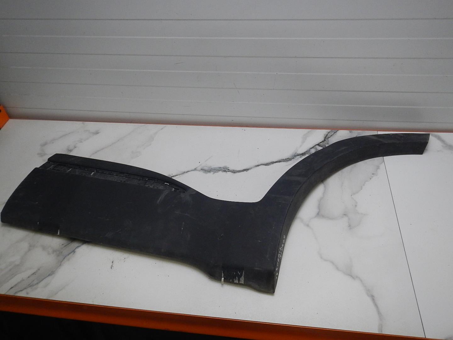 Молдинг задней левой двери