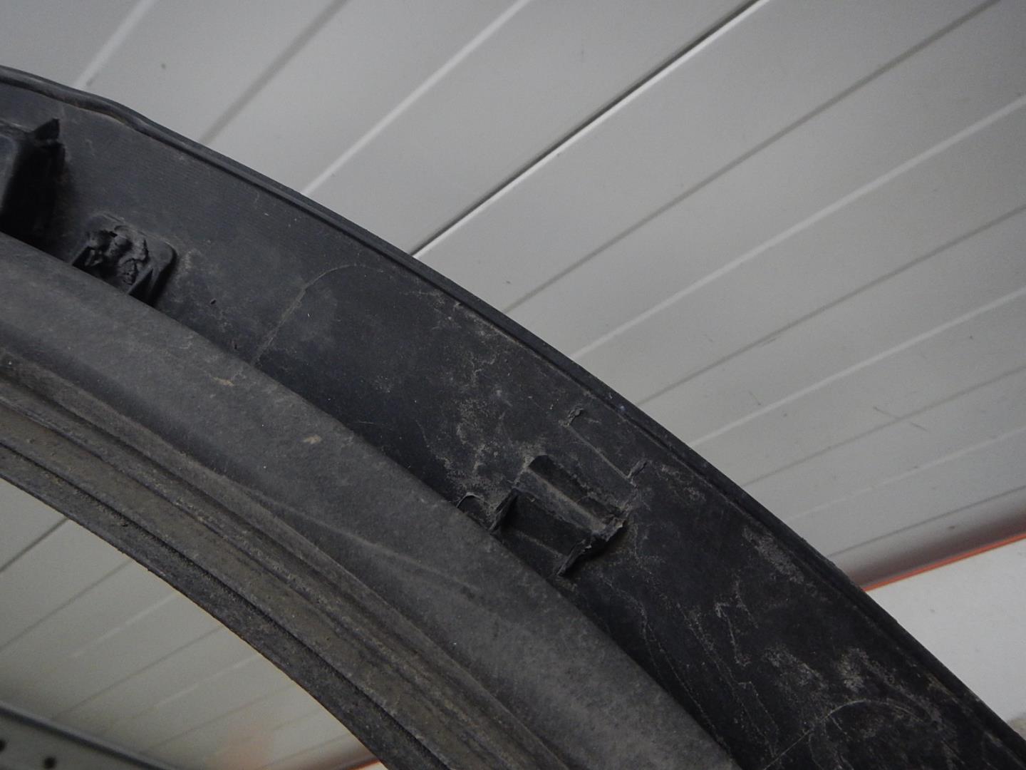 Молдинг задней левой двери