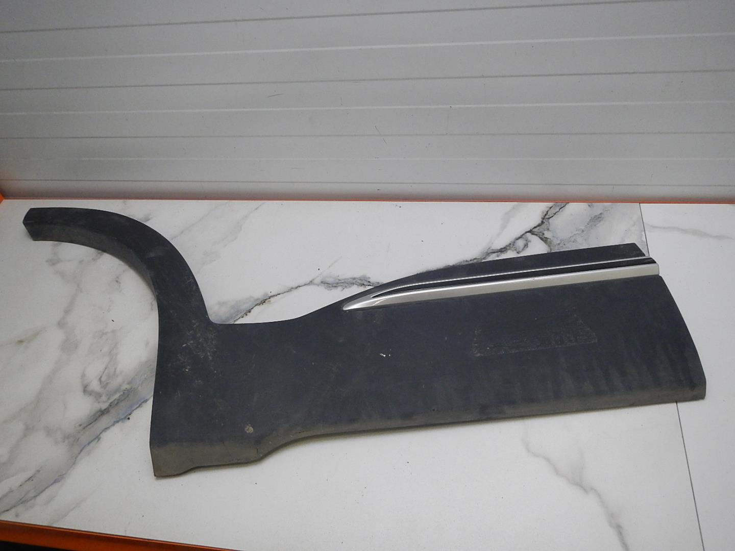 Молдинг задней правой двери