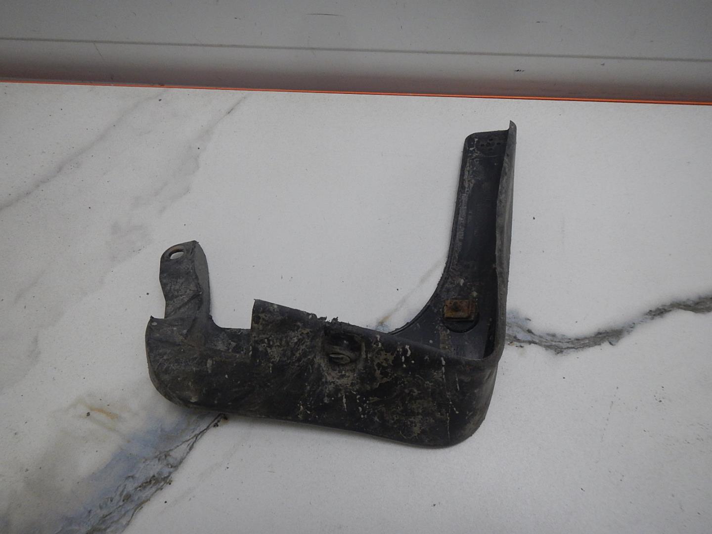 Брызговик передний правый