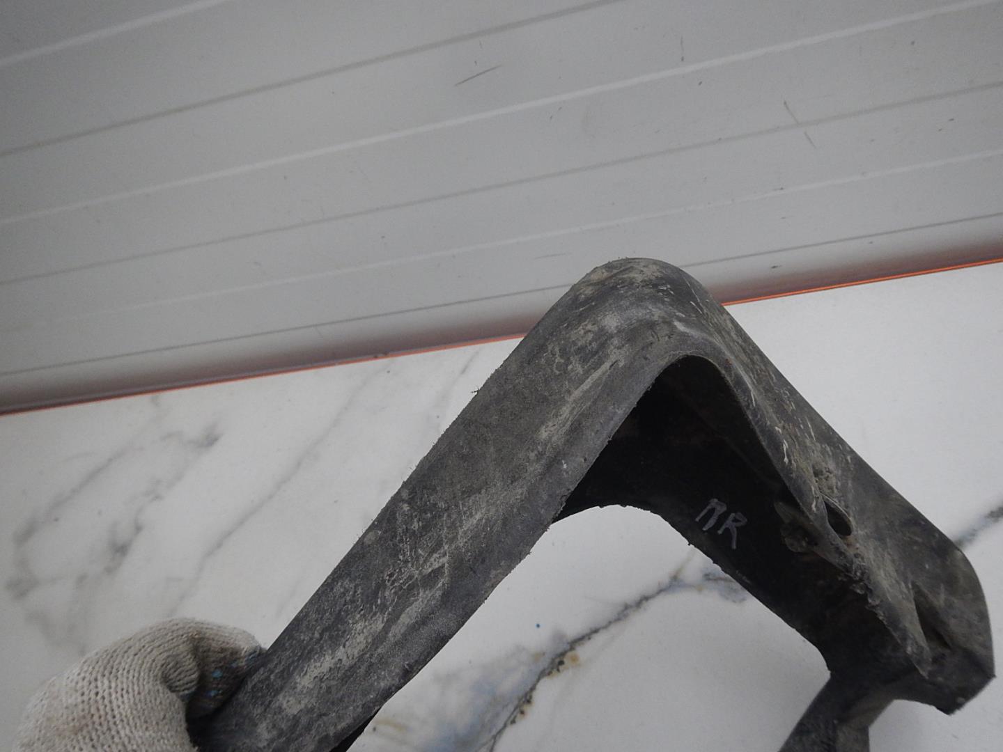 Брызговик передний правый