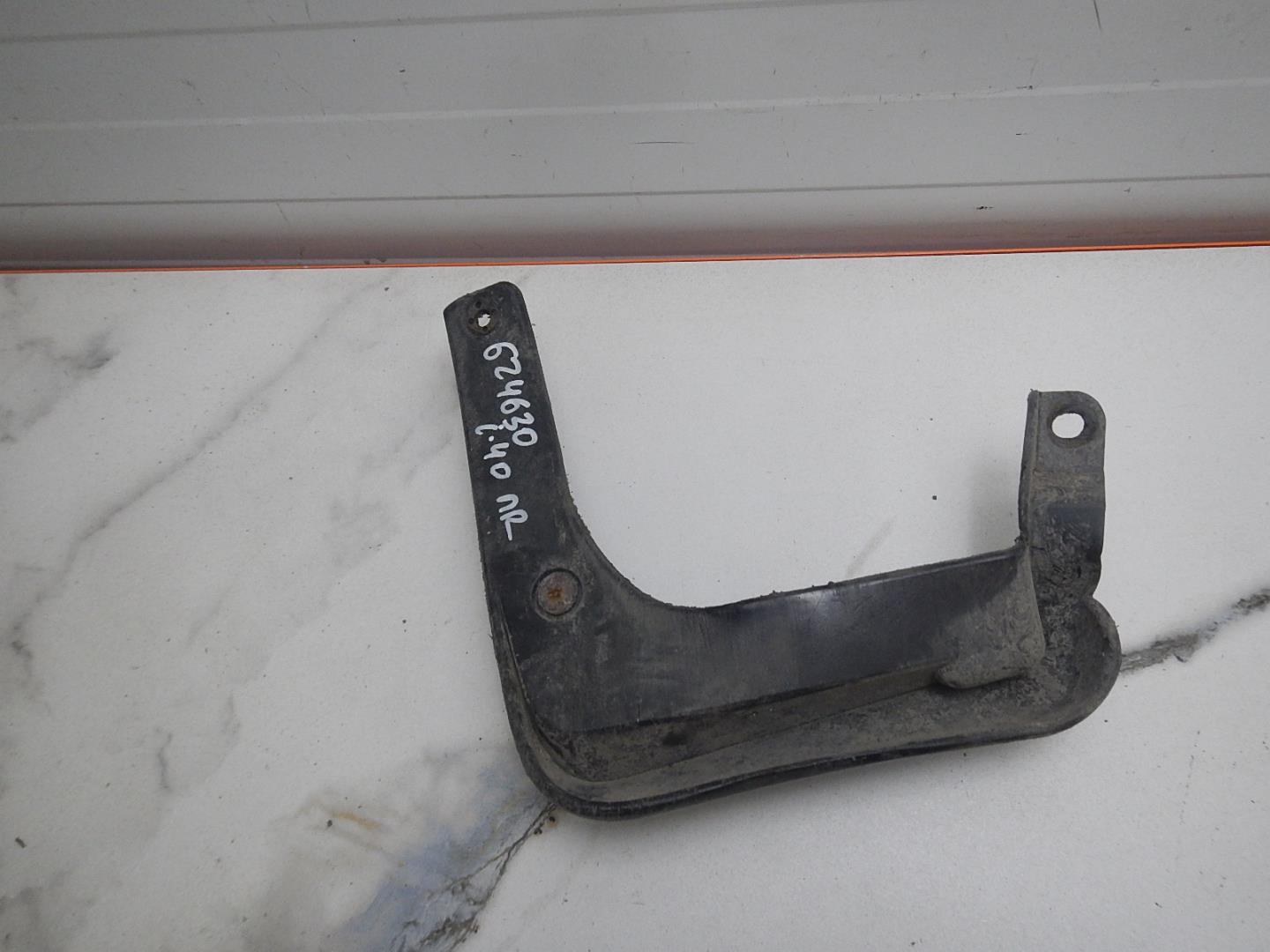 Брызговик передний правый