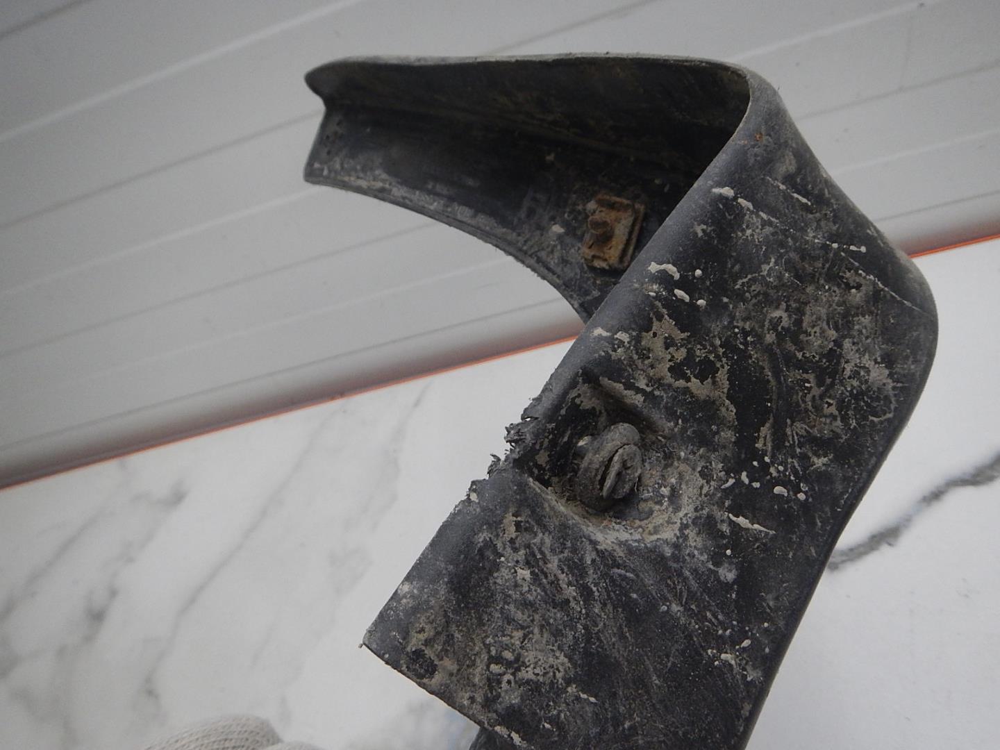 Брызговик передний правый