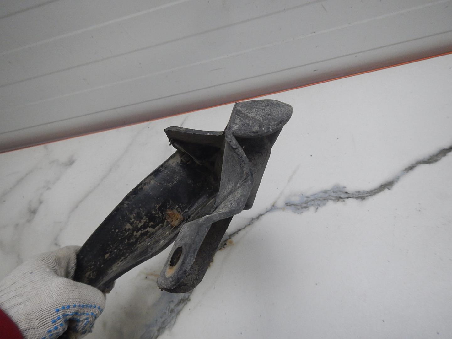 Брызговик передний правый