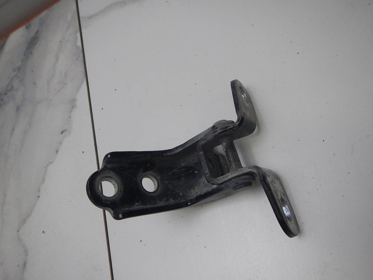 Петля двери задней правой нижняя