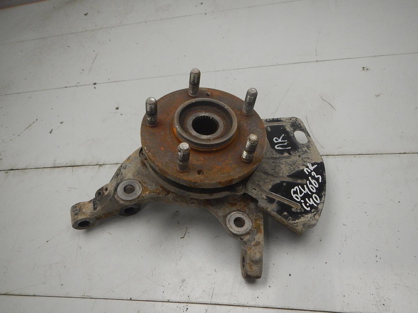 Кулак поворотный передний правый