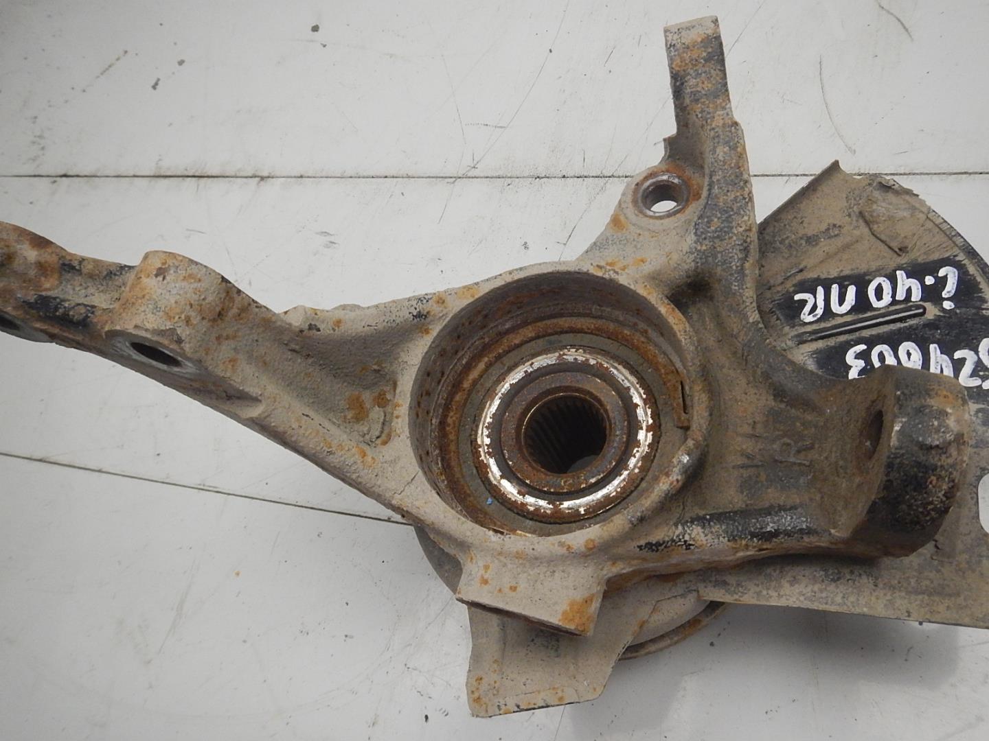 Кулак поворотный передний правый