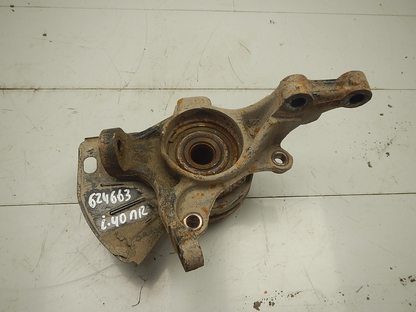 Кулак поворотный передний правый