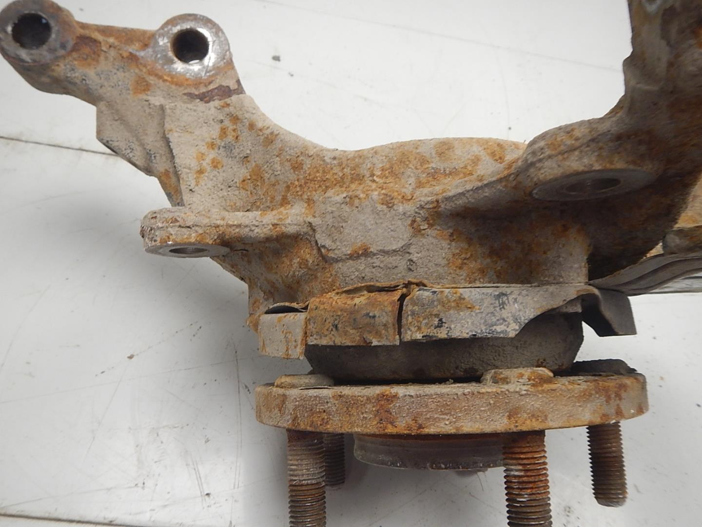 Кулак поворотный передний левый