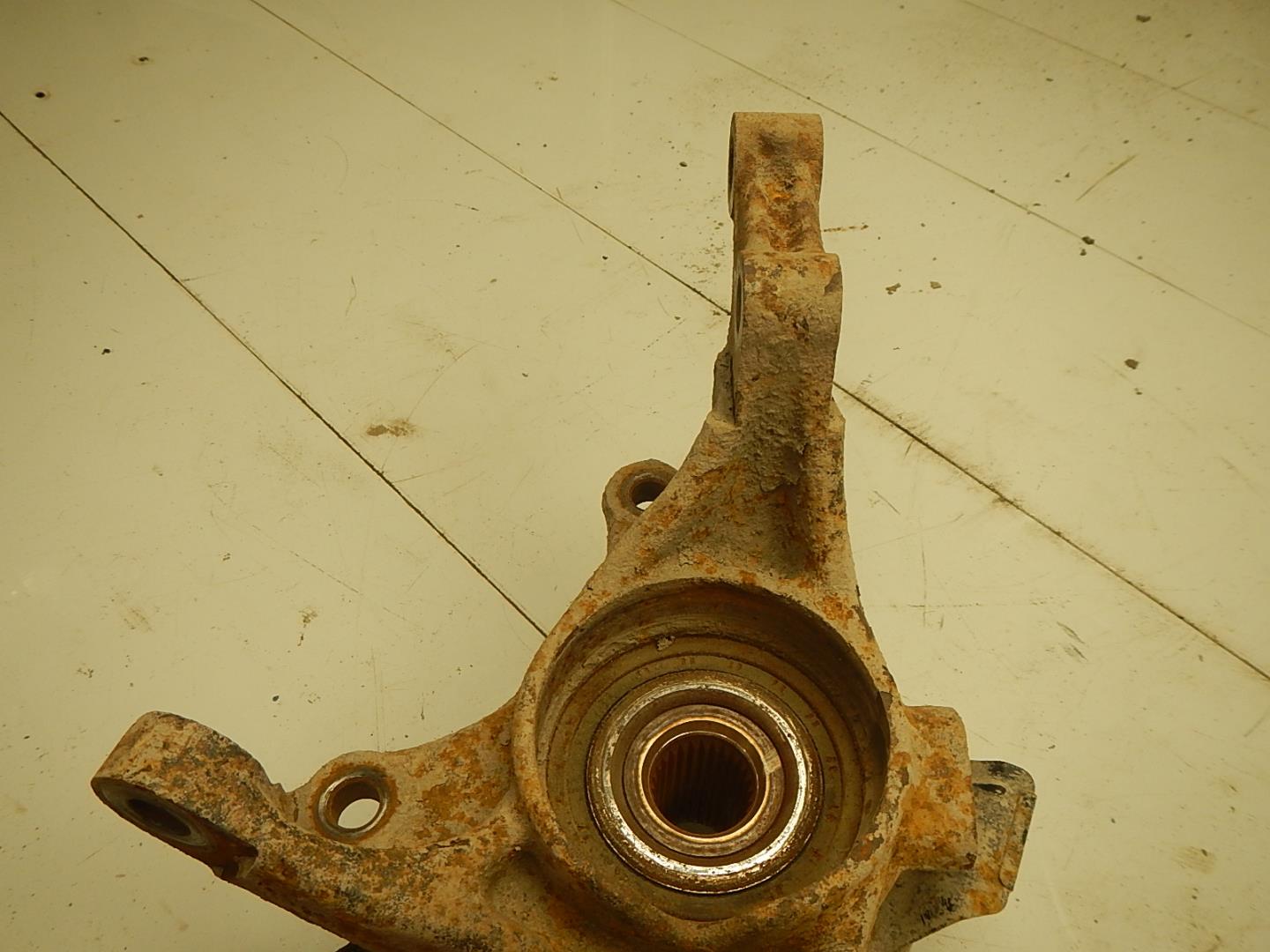 Кулак поворотный передний левый