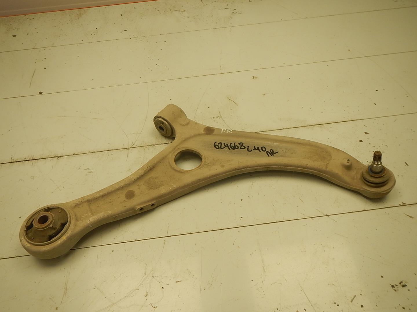 Рычаг передний правый