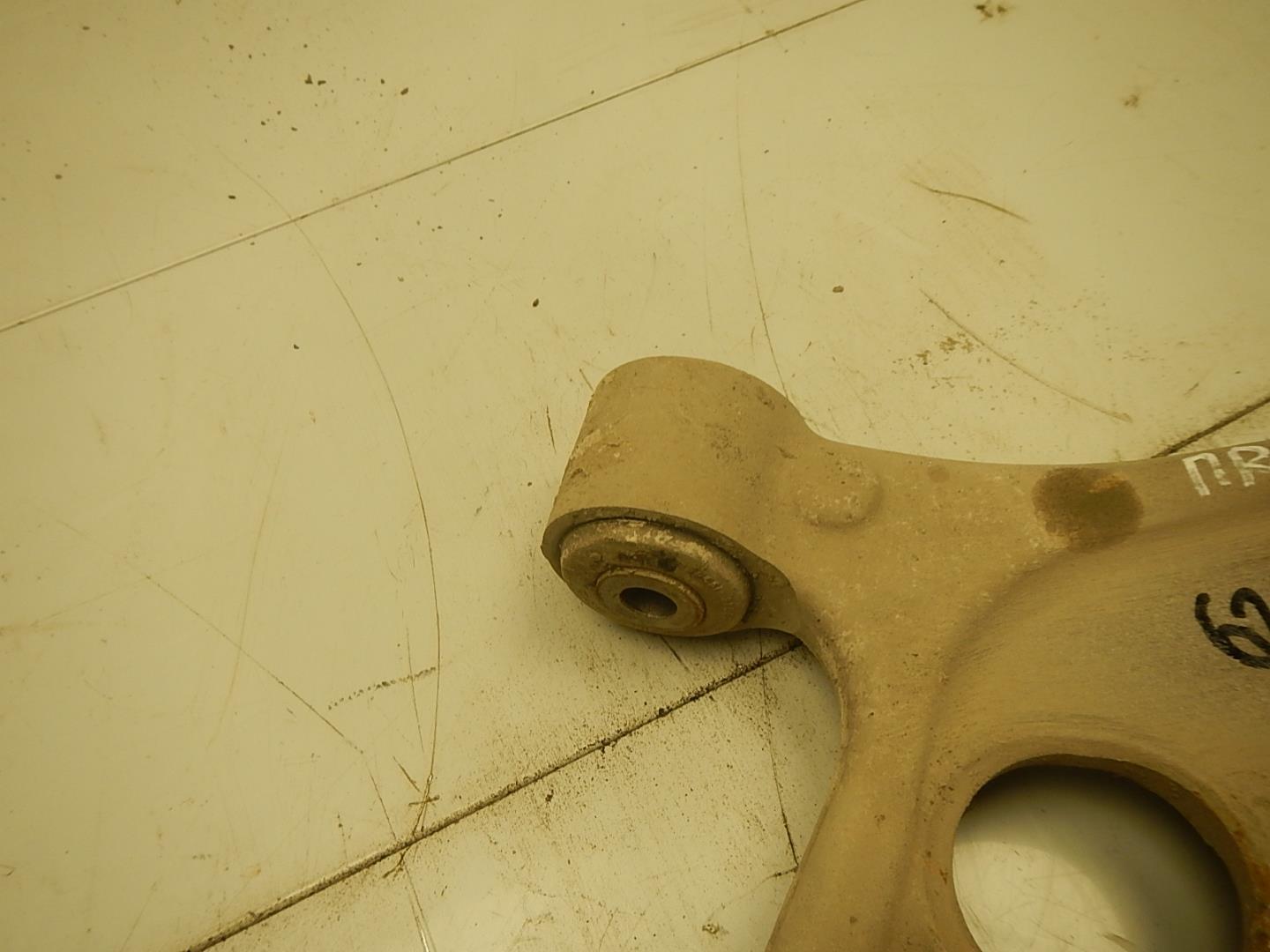 Рычаг передний правый