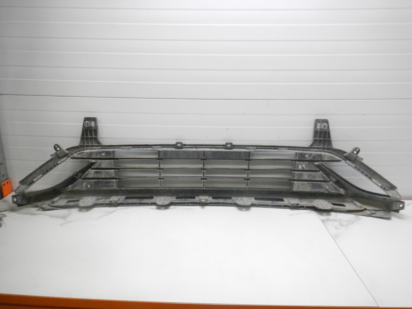 Решетка в бампер центральная