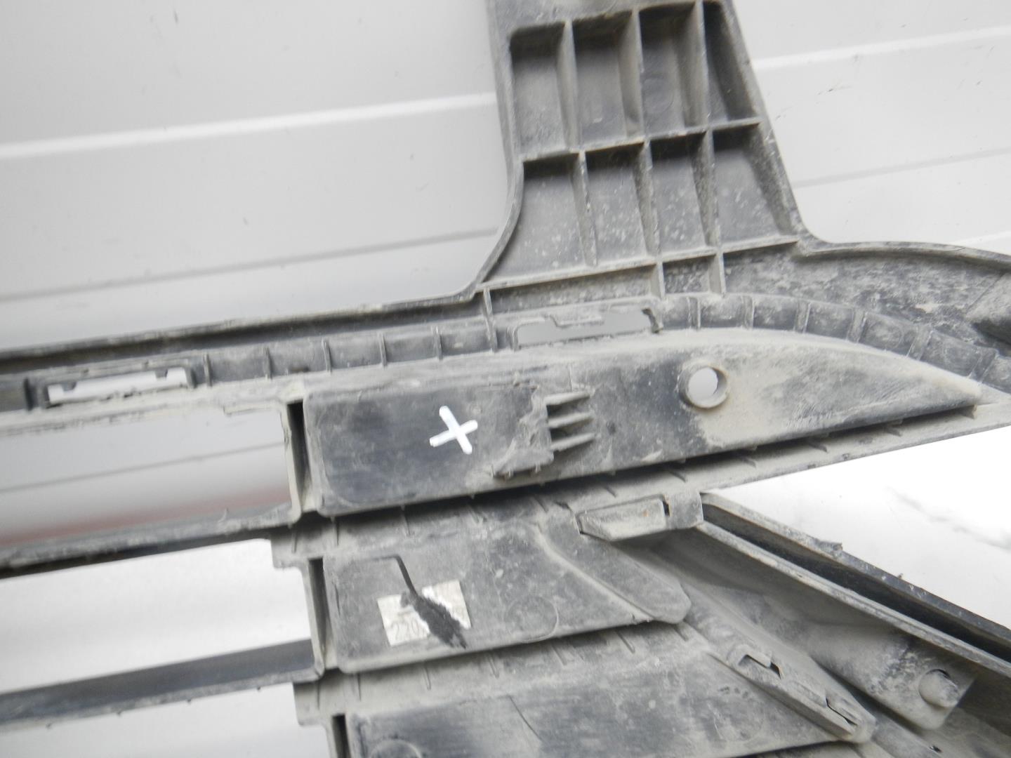 Решетка в бампер центральная