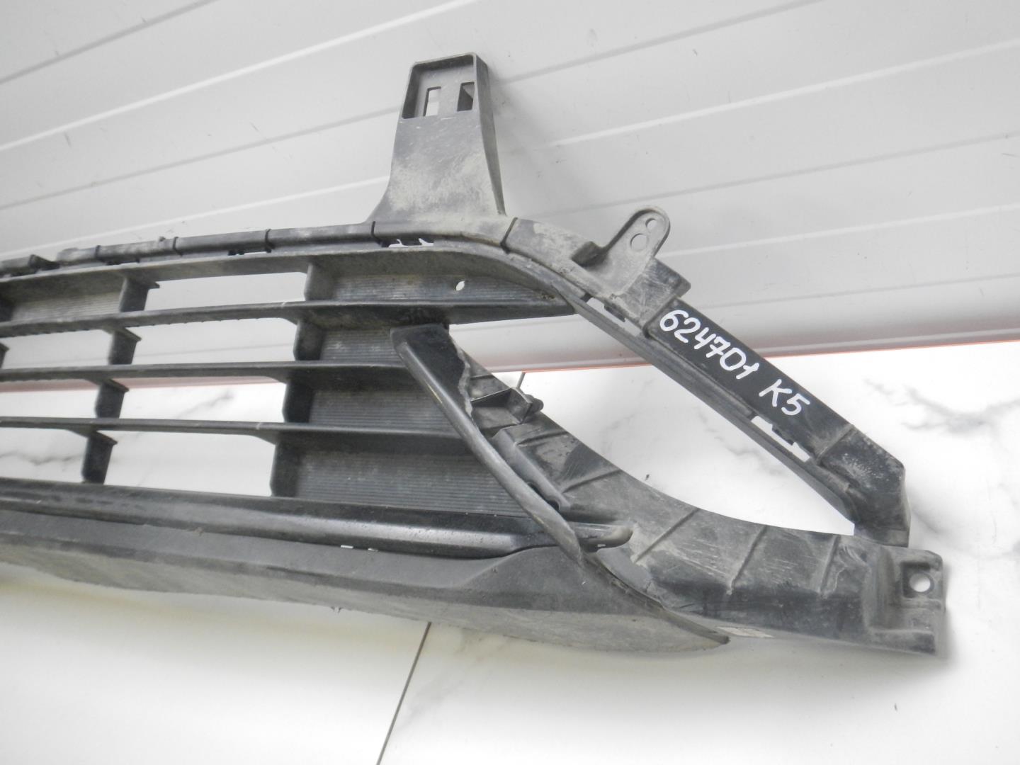 Решетка в бампер центральная