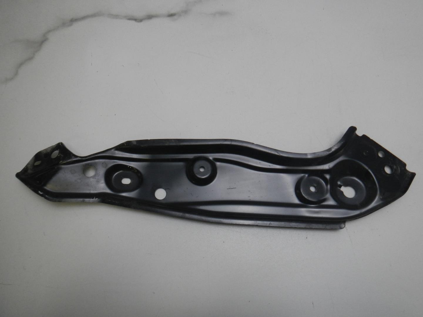 Кронштейн фар левый